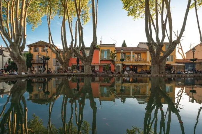Cucuron, place de l'étang, sud Luberon